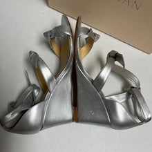 Load image into Gallery viewer, $500 Alexandre Birman 40 (US 10) Lilita Wedge
